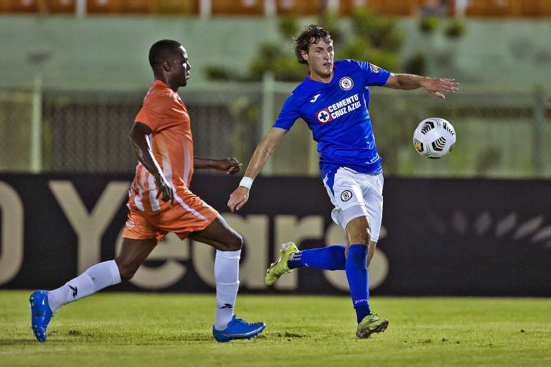 Santiago Giménez en partido