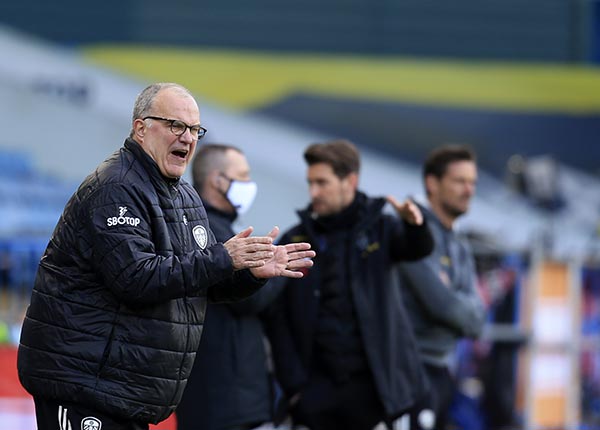 Marcelo Bielsa en un duelo con Leeds United