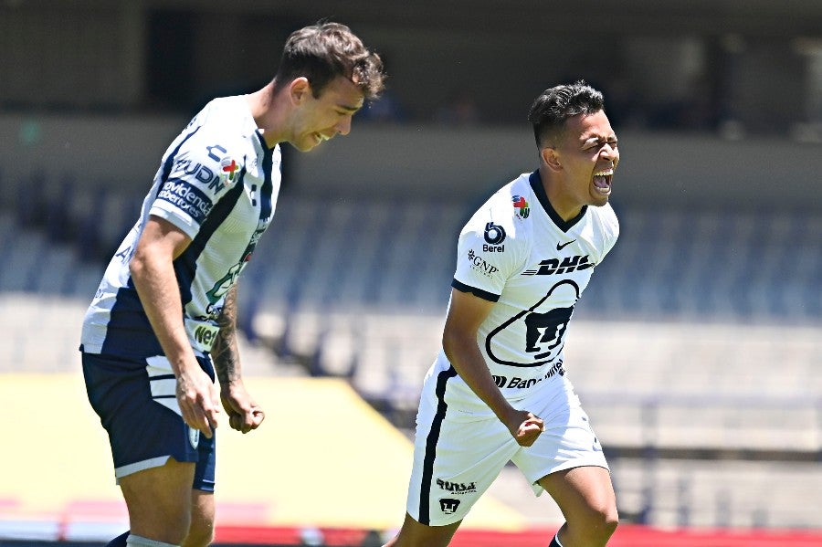 Sebastián Saucedo durante un partido con Pumas