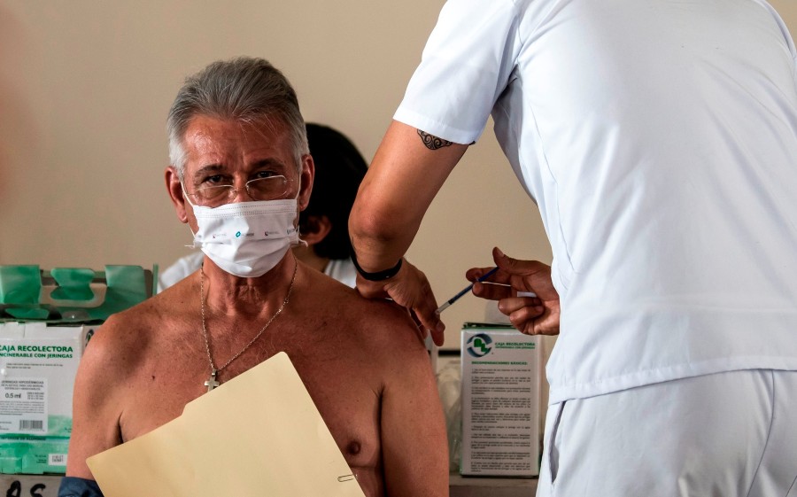 Adulto mayor recibiendo vacuna en Coahuila