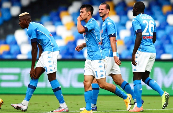 Hirving Lozano tras anotar un gol en un partido del Napoli