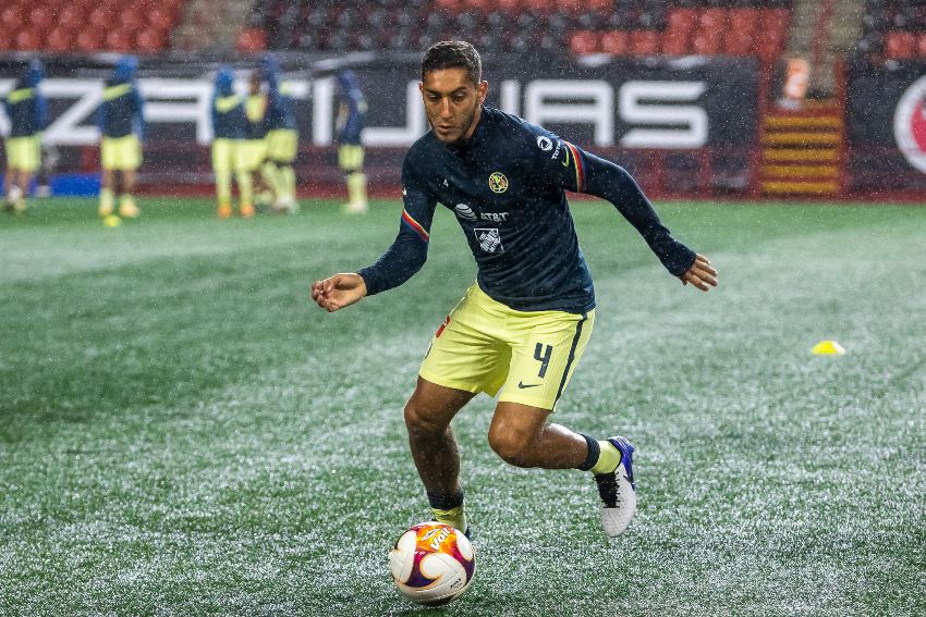 Sebastián Cáceres previo a un partido con el América