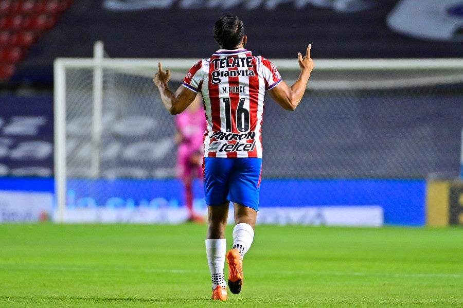 Miguel Ponce durante un partido con Chivas