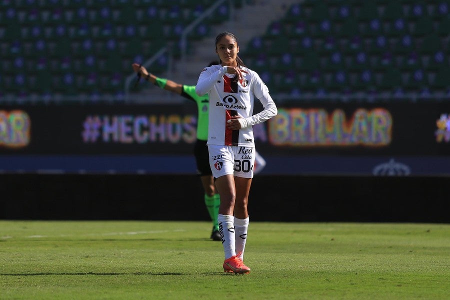 Alison González durante un partido con Atlas