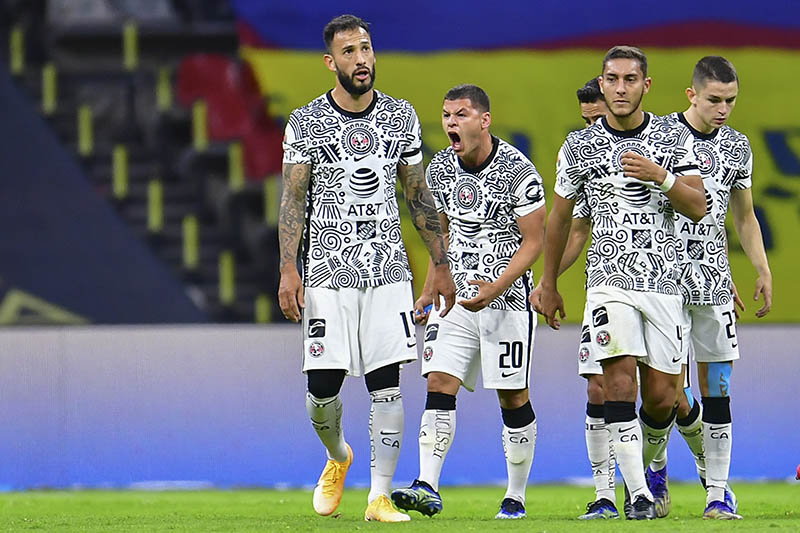 Jugadores de América celebran un triunfo en Liga MX 