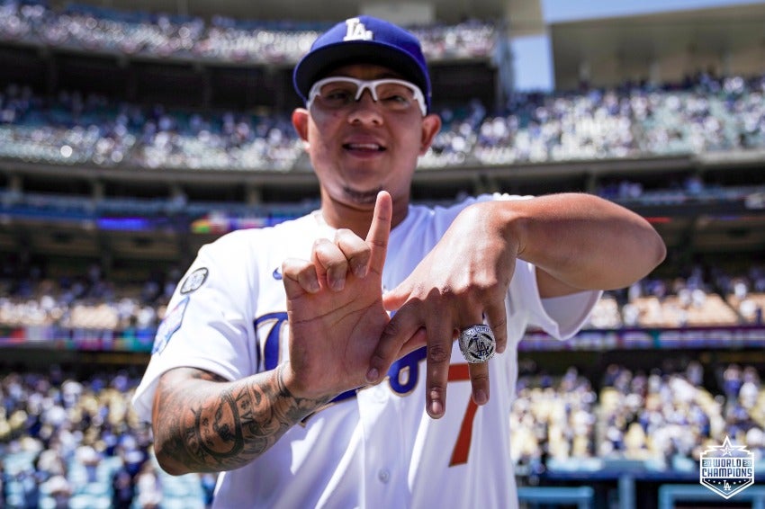 Julio Urías tras recibir su anillo de campeón