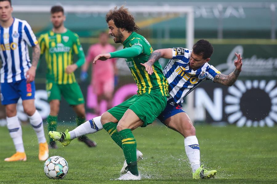 Otavio pelea la pelota con Joao Pedro 