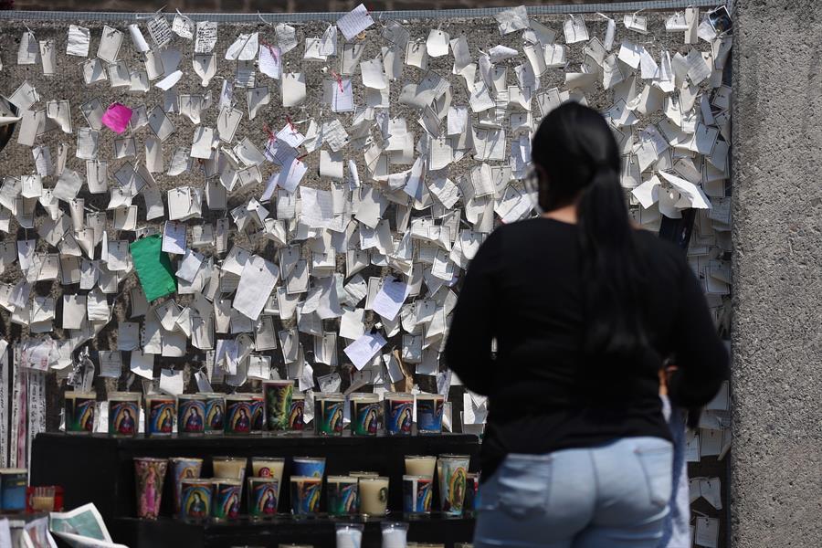 Muro improvisado a la victimas del Covid-19 en la Basílica