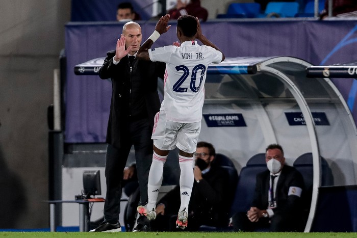 Zidane felicita a Vinicius al salir de cambio