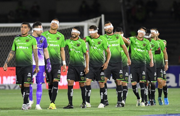 Jugadores de Juárez con los ojos cubiertos