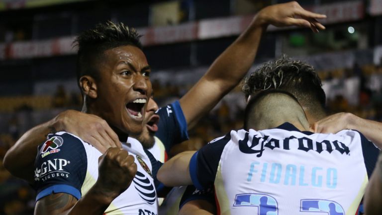 Jugadores de América celebran el gol de la victoria