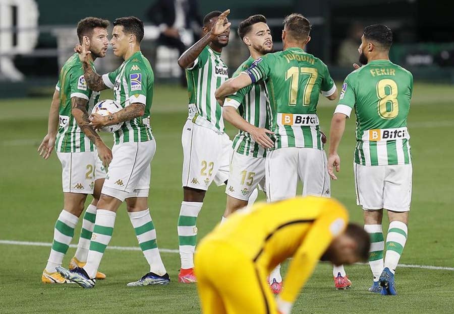 Jugadores del Betis festejan el tanto de Cristian Tello