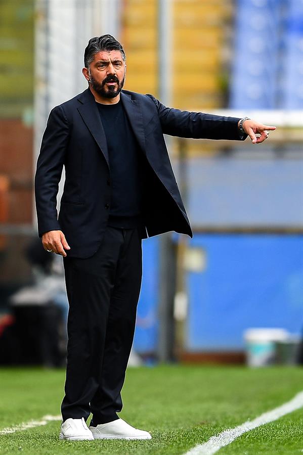 Gattuso da indicaciones durante el partido 