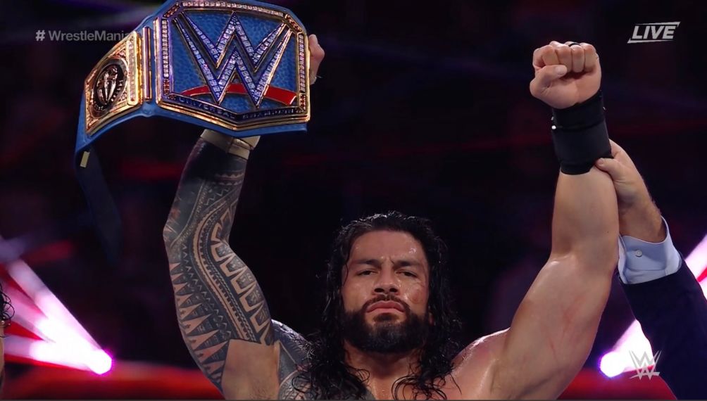 Roman Reigns con el Campeonato Universal