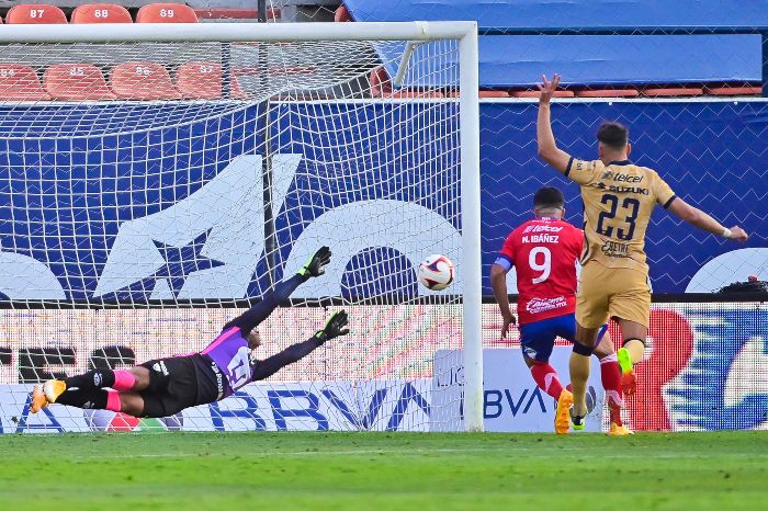 Alfredo Talavera atajando con Pumas