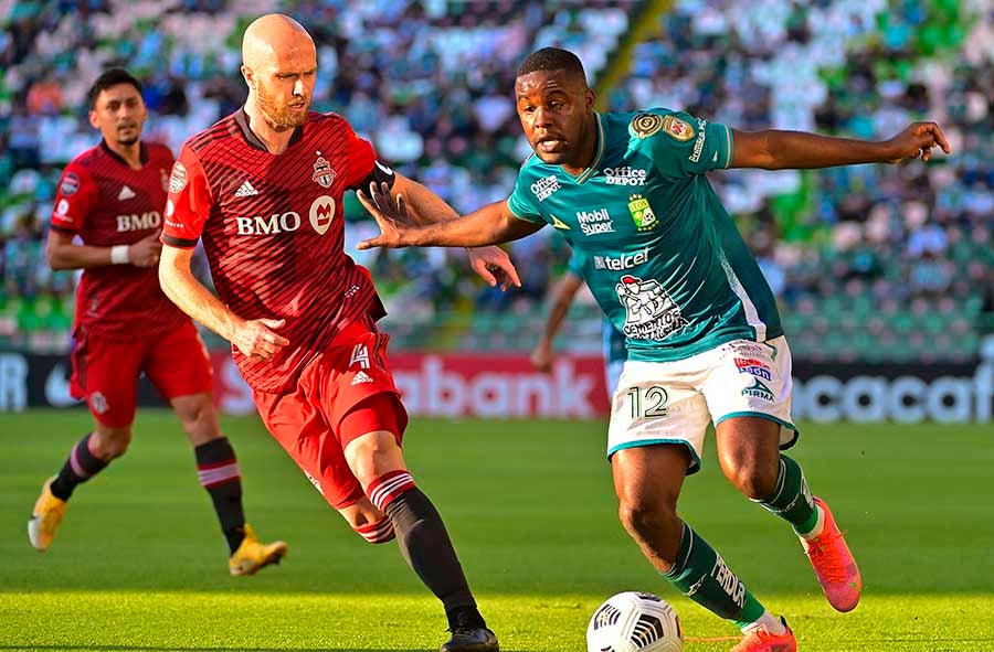 Joel Campbell pelea el balón con Michael Bradley