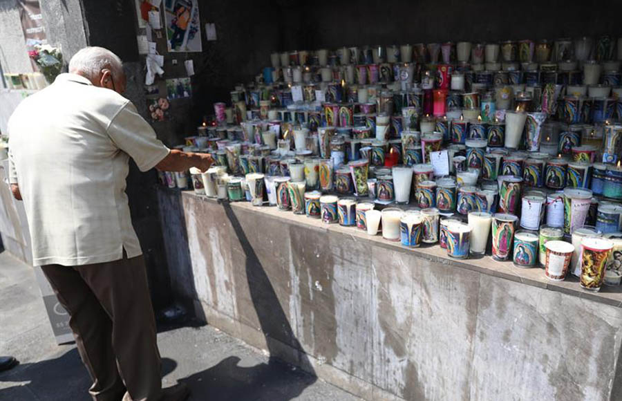 Hombre coloca un mensaje dedicado a seres queridos fallecidos a causa de la Covid-19 en la Basílica de Guadalupe
