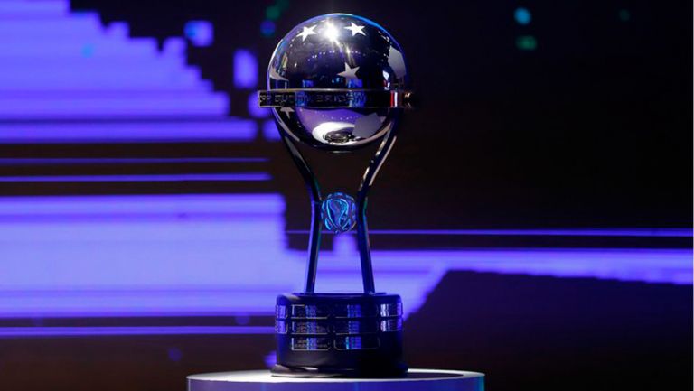 Trofeo de la Copa Sudamericana en un sorteo 