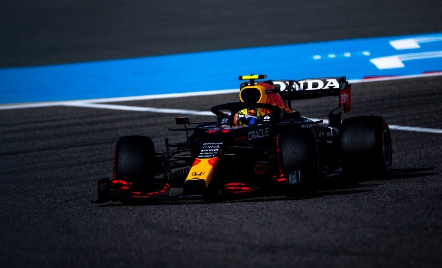 Checo Pérez durante una carrera