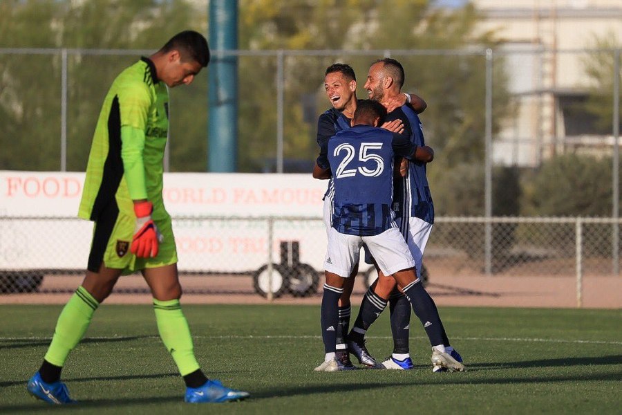 Chicharito celebrando un gol con sus compañeros