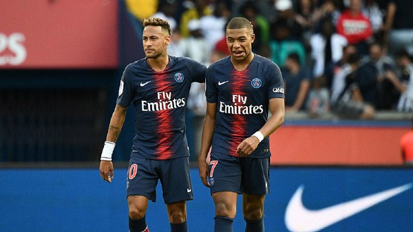 Neymar y Mbappé festejan un gol en Francia