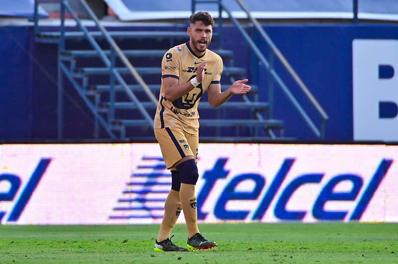 Nicolás Freire durante un duelo con los Pumas 