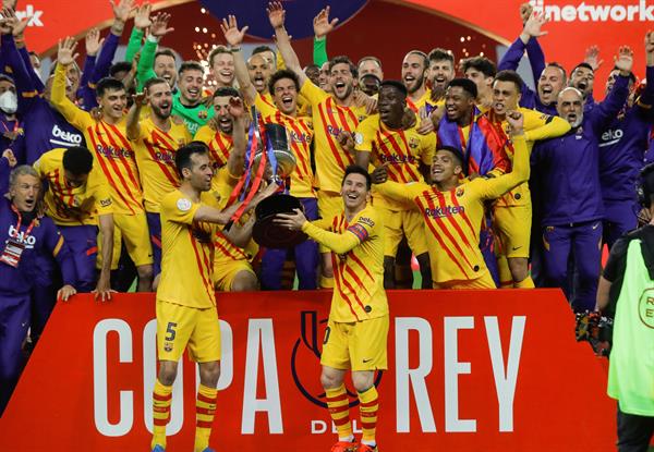 Jugadores del Barcelona celebran con la Copa del Rey