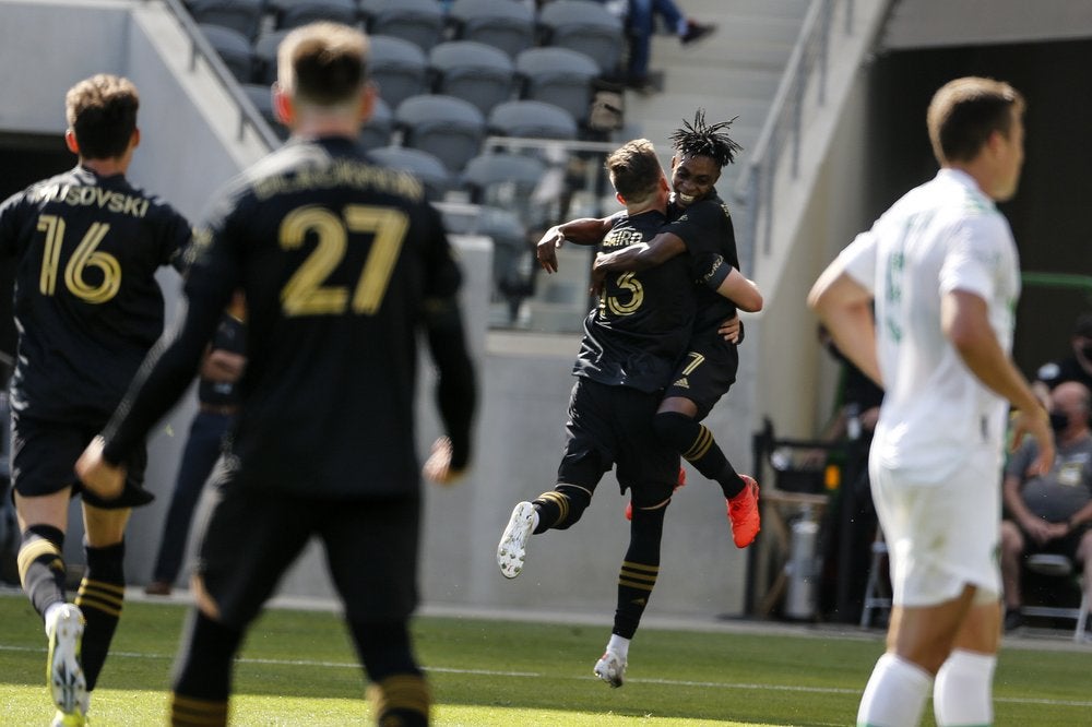 Jugadores del LAFC festejan gol