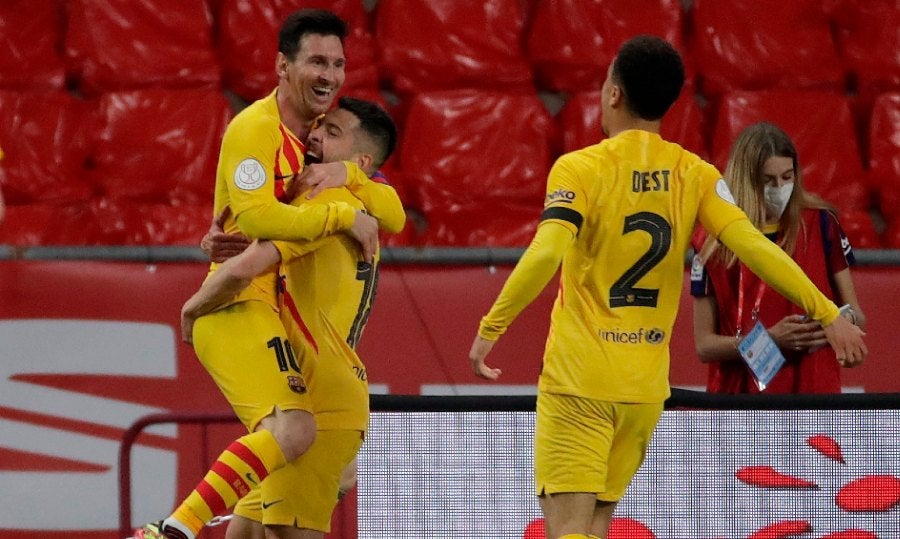 La Pulga celebra uno de sus goles con sus compañeros