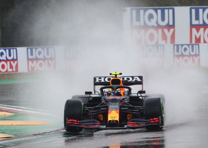 Checo Pérez durante una carrera en GP Emilia Romaña 