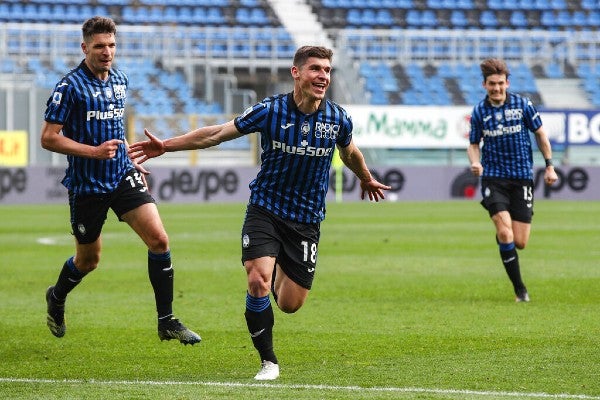 Ruslan Malinovsky celebra gol con sus compañeros