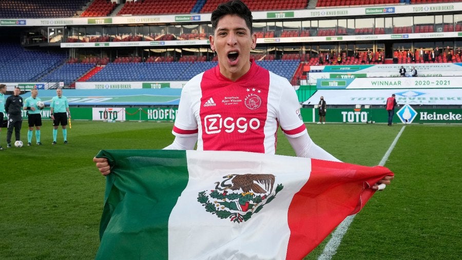 Edson Álvarez celebra la obtención del título con la bandera de México