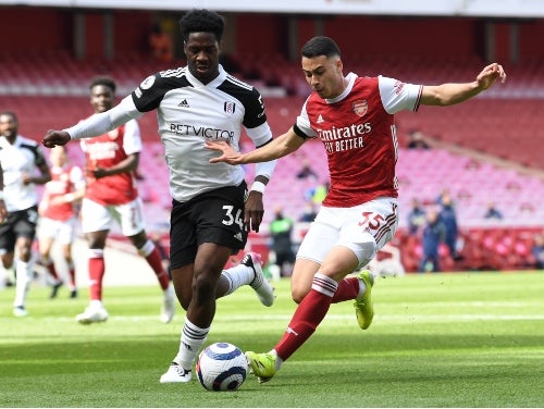 Jugadores del Arsenal se enfrentan al Fulham