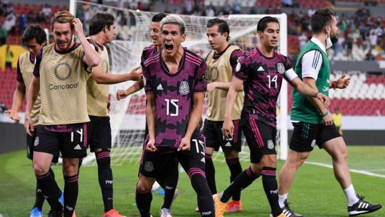 Jugadores mexicanos celebran gol vs Canadá