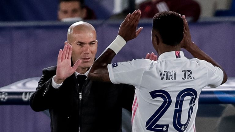 Zinedine Zidane y Vinicius Jr. en partido