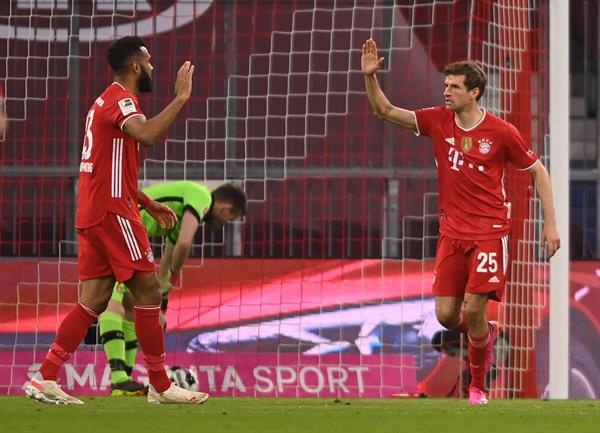 Choupo-Moting y Müller celebran un gol
