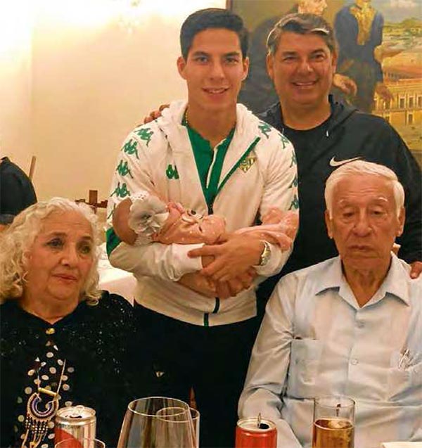 El jugador del Betis junto a su padre y su abuelo