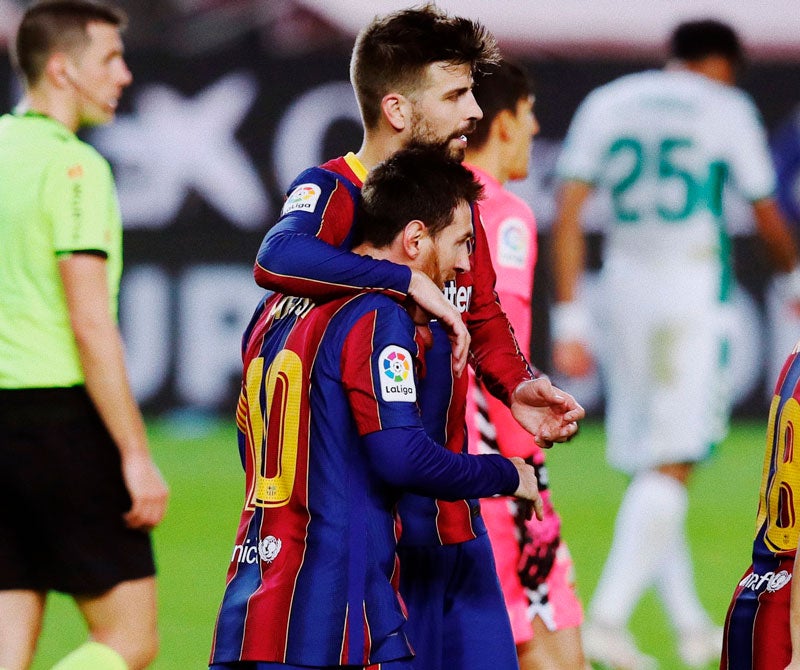 El zaguero abraza a Messi durante un partido