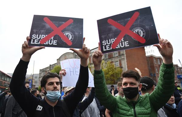 Aficionados protestan por la creación de la Superliga