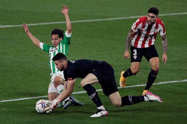 Lainez estuvo cerca de marcar el gol 