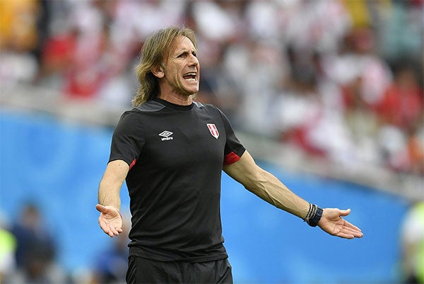 Ricardo Gareca en un partido con Perú