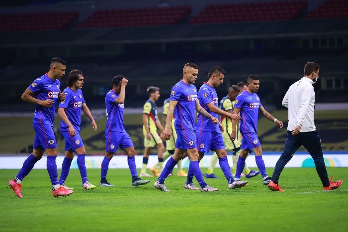 Jugadores de Cruz Azul al final del primer tiempo del Clásico Joven