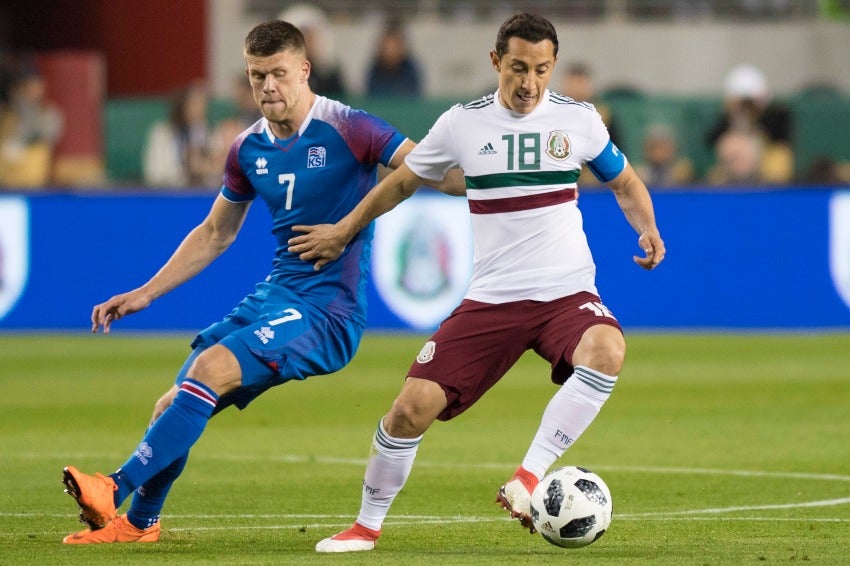 Gudmundsson y Guardado en un partido de México e Islandia del 2018