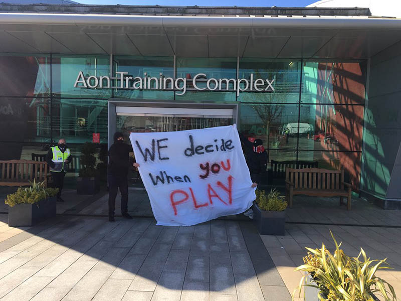 Aficionados del Manchester United protestaron en el club 