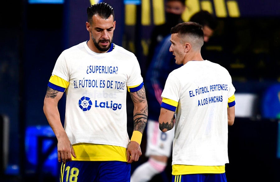 Jugadores del Cádiz con playeras en contra de la Superliga