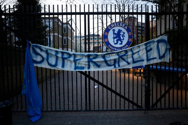 Una manta con la palabra 'SUPERCODICIA' a la entrada del estadio del Chelsea en Londres