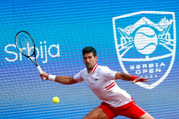 Novak Djokovic en acción en el Abierto de Serbia en Belgrado