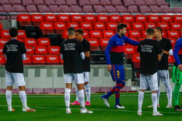 Jugadores del Getafe en protesta contra la Superliga previo al partido contra el Barcelona en LaLiga