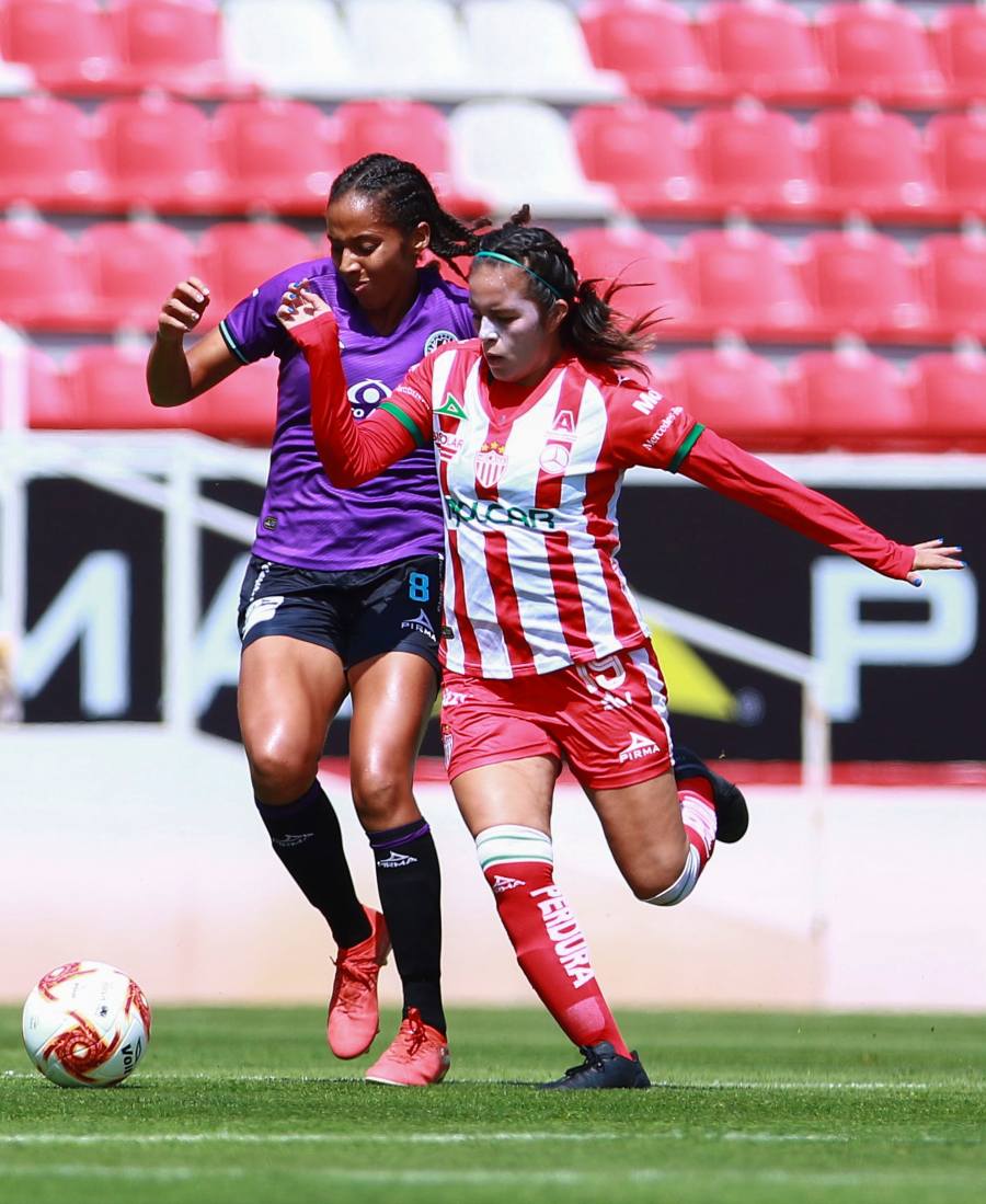 Alexandra Martínez en acción con Necaxa