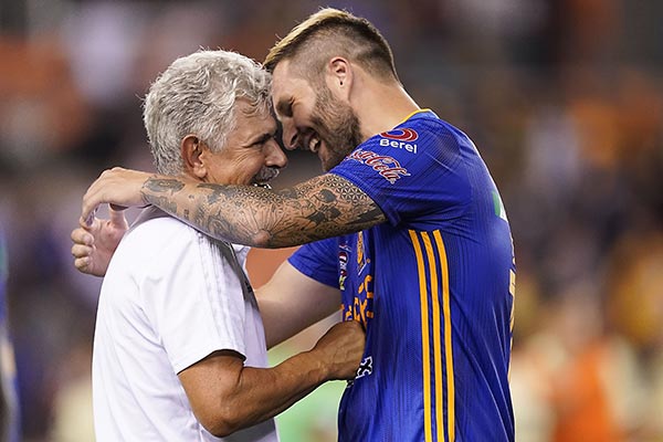 El todavía técnico de Tigres junto con Gignac 